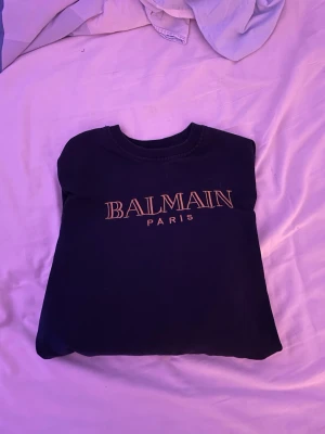 Balmain Paris Tröja  - Säljer nu denna snygga tröjan ifrån Balmain Paris, Storlek S men passar även XS, skick 9/10 hsr inga slitningar eller brister och är använd 1 gång, pris går att diskutera. Hör av er vid frågor och funderingar osv💫