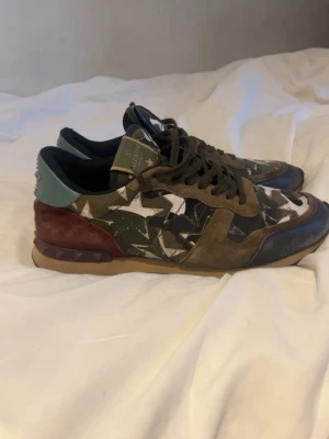 Valentino Rockrunner sneakers camo - Säljer ett par Valentino Rockrunner sneakers med camouflage-mönster i grönt, vitt och svart. Passar perfekt nu under kallare väder. Passar stilrent till de mesta