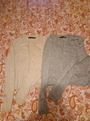 Beige/ grå kofta från lager 157 - Beige/ grå kofta från lager 157 i mjuk bomullsblandning. Klassisk rund hals, ribbade muddar och knäppning framtill med matchande knappar. Perfekt att slänga över en t-shirt eller linne för en chill look.