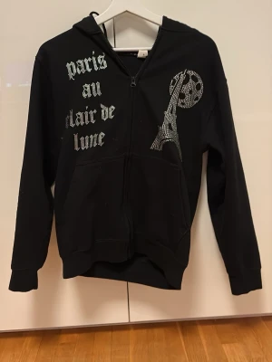 Bling Lucid Zippers - Säljer två stycken bling lucid zippers, använda fåtal gånger och såljer dom för att dom blivit för små för mig. Säljs inte längre.