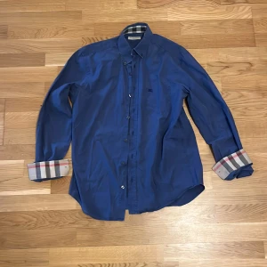 Burberry skjorta - Säljer Burberry skjorta storlek M i bra skick.