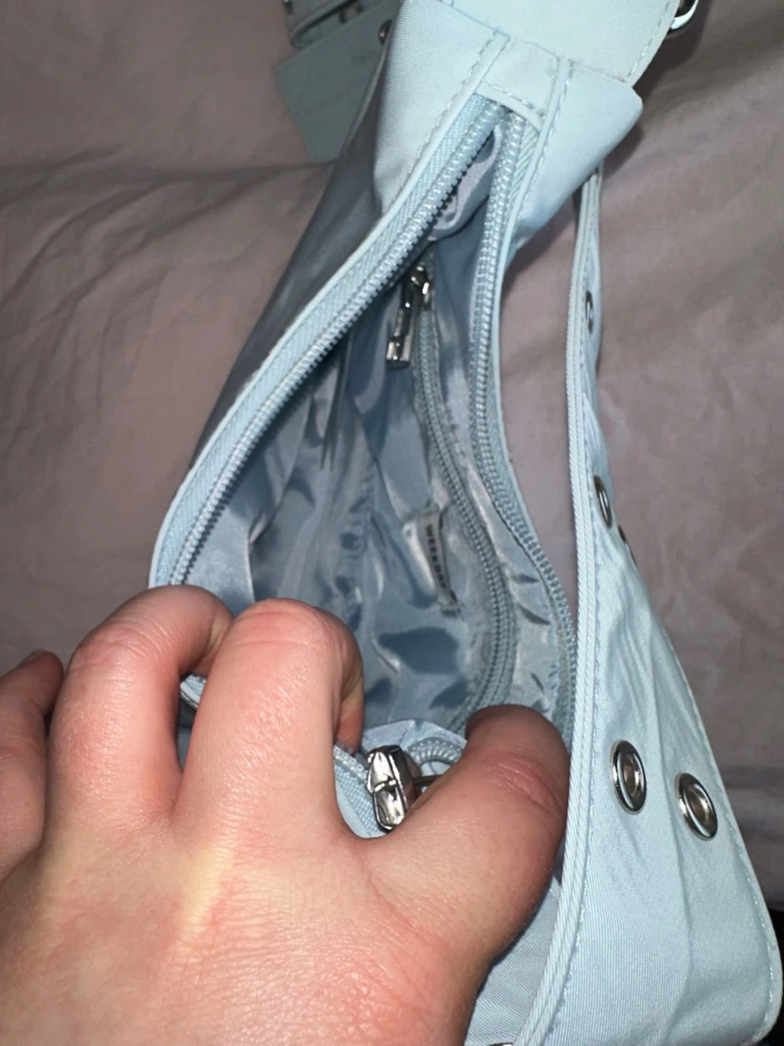 Ljusblå axelväska från weekday - 2