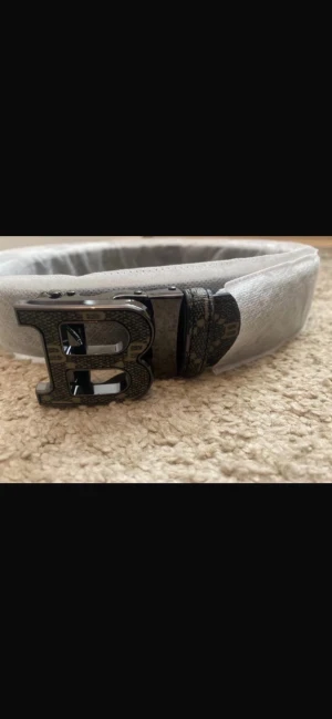 Burberry bälte  - Säljer ett unikt svart bälte från burberry som är använd fåtal gånger. Pris kan diskuteras vid snabb affär