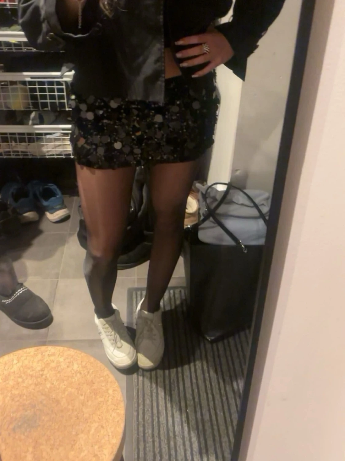 Svart paljettkjol med stora paljetter - 1