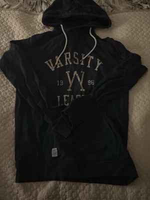 WA - Oversize mörk blå hoodie med vita band till luvan, text och ficka! 