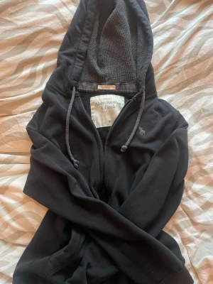 Hoodie  - Söt Abercrombie and fitch zip up hoodie, perfekt till kallare tider!!