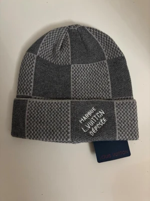 Lv mössa - Helt ny, skickad inom kort tid