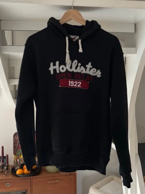 Hollister hoodie - Säljer nu denna vintage Hollister hoodien i väldigt bra skick. Storlek: XXL men sitter som M. Pris: 629kr. Skriv vid frågor eller för mer bilder! 🤩