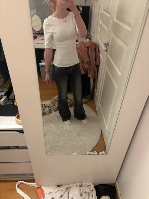 vit tröja med urringad rygg från Kappahl - Jättefin tröja som tyvärr blev för liten innan jag hann använda den. (min vän på bilden) Blomster textur på hela tröjan