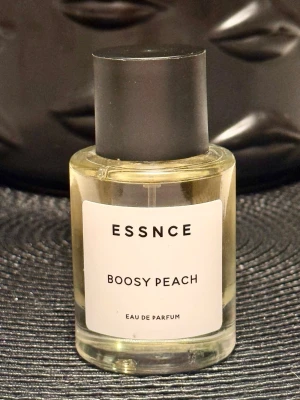 Essnce Boosy Peach EdP - Essnce BOOSY PEACH doftar som BITTER PEACH från TOM FORD. En orientalisk Eau de Parfym. För mängd se bild. 