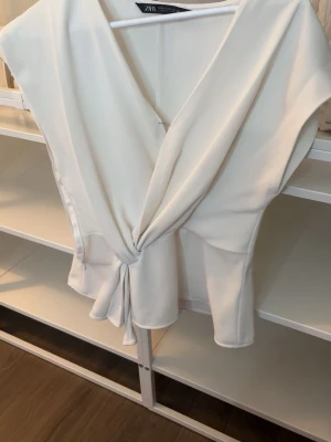 Tröja från Zara  - fin tröja från zara, tyvärr lite defekt precis där armen ska ut på höger sida men inget som syns. 