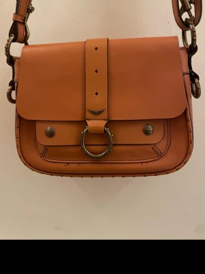 Zadig & Voltaire Kate crossbody bag - Rostbrun handväska från Zadig & Voltaire limited kate collection.  Små märken på insidan av väskan.  Ca 25x20x7 cm nypris 5000 kr