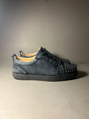 Christian Louboutin skor  - Loubs i fint skick . Äkta ! Storlek 43 , lite sår i hälen men inget som känns under användning.  Pris 2749