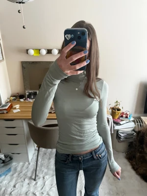 Mintgrön polotröja  - Väldigt cool och tajt tröja från hm med polokrage! Perfekt att lagra andra kläder med eller bara ha den som den är 🩵