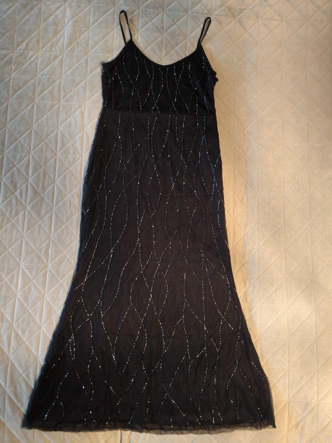 Svart långklänning med pärlor