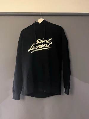 Ysl hoodie  - Passar både M och L . Kom med bud!