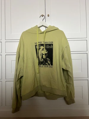 Billie Eilish hoddie - Säljer min Billie Eilish hoddie från hennes hemsida 💕Den har blivit lite smutsig i armarna men fortfarande i bra skick 💕
