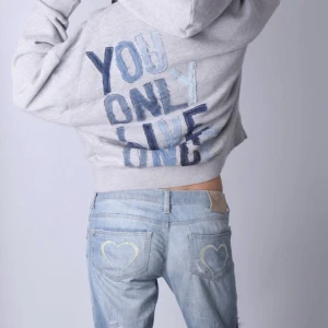 Hoodie med jeans text på ryggen  - Otroligt fin och unik hoodie med jeans detaljer på ryggen. Texten som står på ryggen är ”YOU ONLY LIVE ONCE”!!  - Storlek: S - Modellen är 175 cm för referens och bär vanligtvis XS-S!!  Hoodien är i jättebra skick och har inga defekter (vad vi märkt)!!  Vid frågor eller funderingar - tveka inte att höra av dig🪽