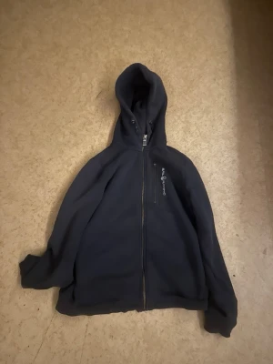 Mörk blå Sail racing hoodie  - Tjenare nu säljer jag min sail racing tröja, den är använd ett par gånger.