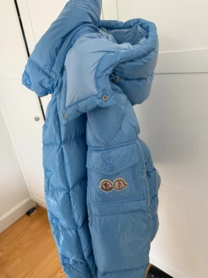 Moncler Maya 70 ljusblå ge bud, rätt lätt - Säljer min Moncler Maya 70 då jag inte använder den, kvitto och allt finns inga märken eller permanenta fläckar, condition 9,5/10