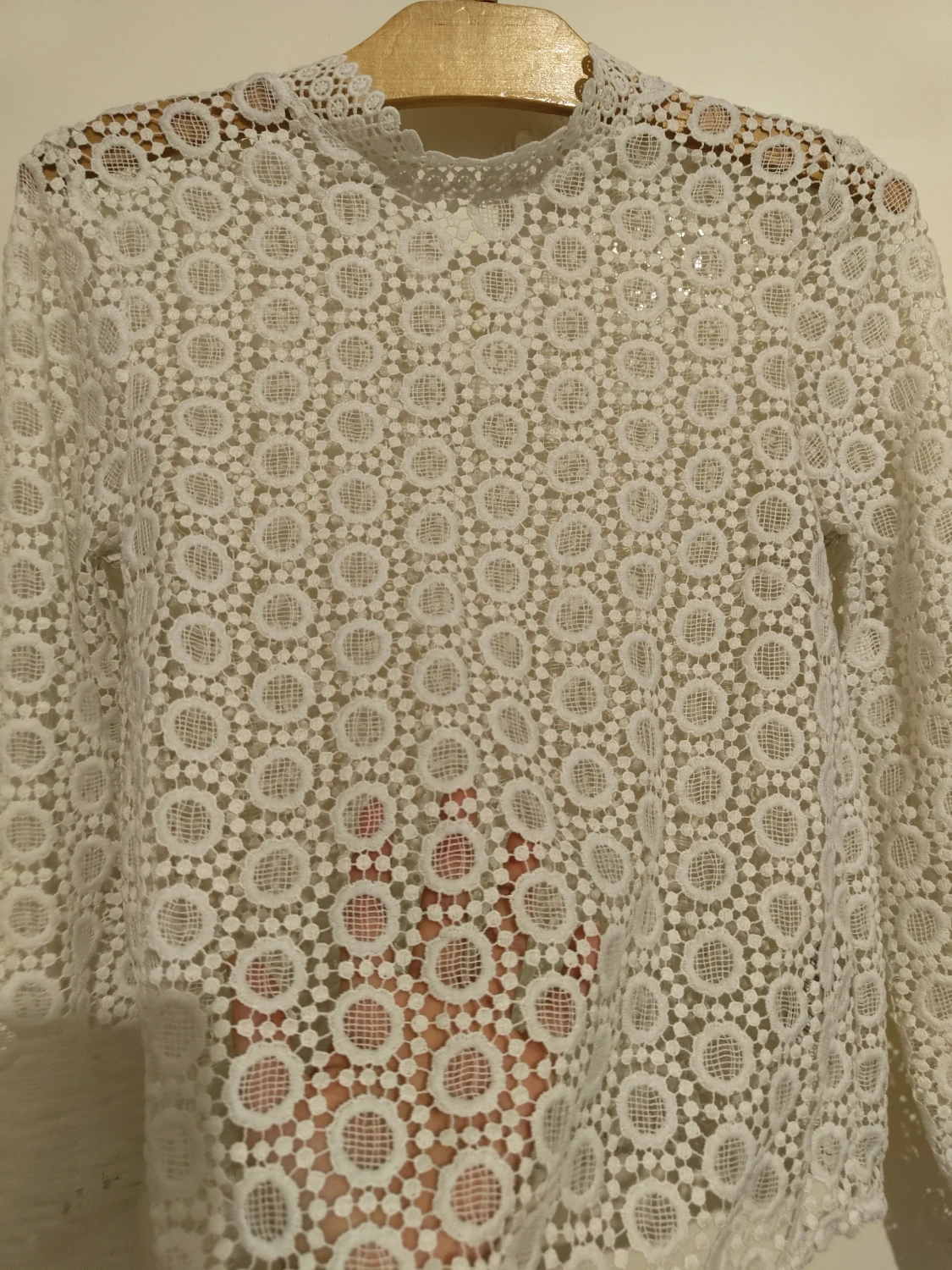 En vit blus som är genomskinlig typ - 1