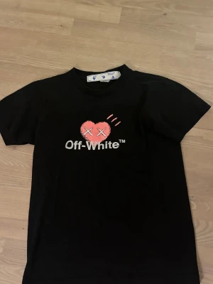 Svart Off-White t-shirt x KAWS - Svart t-shirt från Off-White collab med KAWS