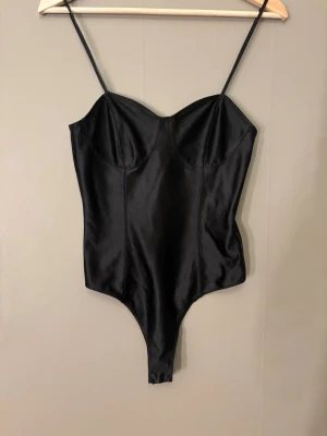 Svart  body - Snygg svart body