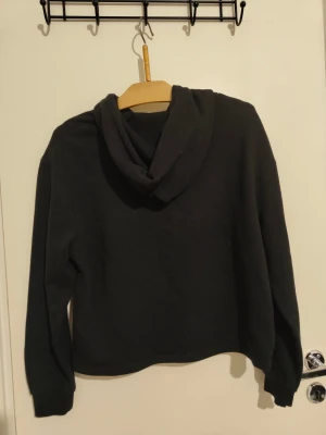 Kort hoodie - En svart hoodie från lager 157, den är lite kort, inte en magtröja, bara lite kortare än en vanlig hoodie