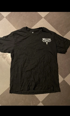 Svart Wallen t-shirt med tryck - Knappt använd, inga skavanker