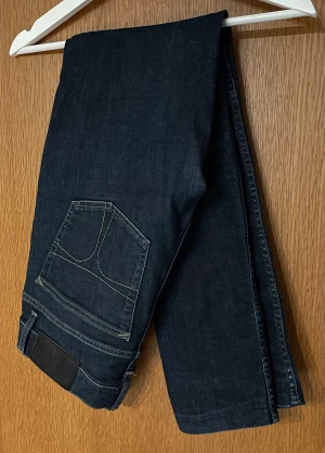 Tiger of Sweden jeans - Märke: Tiger of Sweden | Modell: Blaise | Passform: Slim | Storlek: 31/32 | Färg: Mörkblå |  Skick: 7/10 | Defekter: Endast liten på ena knät Obs! Tidigare stl 31/34 men nu uppsydda till 31/32. Ställ gärna frågor!