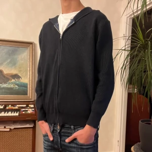 Elegant ZipHoodie  - Säljer en stilren mörblå ziphoodie. Perfekt för en avslappnad look | Oerhört bekväm passform | Perfekt för kyligare dagar | Passar både S och XS | Hör av dig vid minsta fundering! 😍