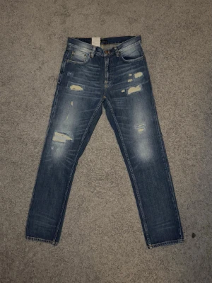 ‼️HELT NYA ‼️Nudie Jeans ”Gritty Jackson” - Tja säljer nu ett par sprillans nya Nudie Jeans i storlek W29 L30 för endast 1199kr! Pris är ej hugget i sten, hör av er i dm vid funderingar 🙌