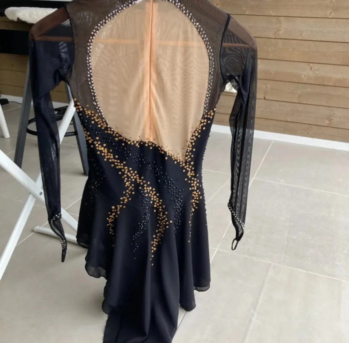 Svart konståknings klänning med guldiga detaljer💕 - 1