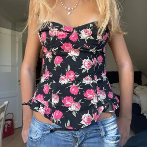 Korsett med blommor - Super söt och snygg korsett med blommor. Perfekt till alla tillfällen! Spänns där back med krokar❤️