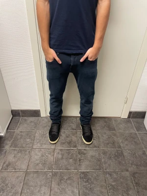 Replay Anbass - Snygga mörkblå jeans från Replay. Mycket bra skick. Modell: Anbass hyperflex. Modellen är 173cm, 64kg. Pris kan självklart diskuteras!!