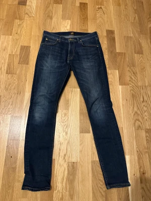 Mörkblå Lee Luke jeans W30 L32 - Snygga mörkblå jeans från Lee, modell Luke.