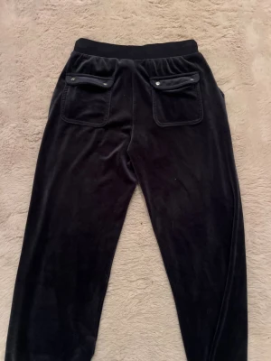 Mörk blåa Juicy Couture mjukisbyxor - Mörk blåa mjukisbyxor från Juicy Couture.