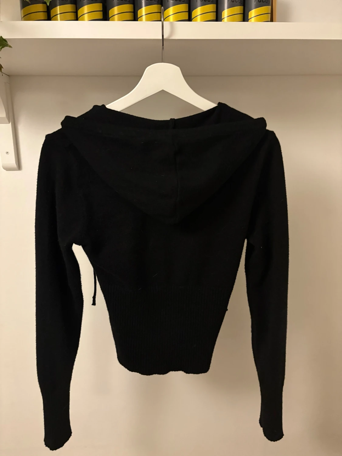 Svart stickad hoodie med dragkedja Gina Tricot - 1