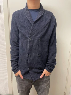 Cardigan från Massimo Dutti - Riktigt snygg blå cardigan från Massimo Dutti. Väldigt bra skick. Modellen är 173cm, 64kg. Pris kan självklart diskuteras!