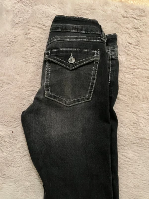 Svarta jeans från Gina Tricot, stl 158 - Snygga svarta jeans från Gina Tricot med kontrasterande vita sömmar.