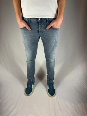 Dondup Jeans - Dondup Jeans Ritchie | Pris = 899kr | Storlek 33 | Modellen är 186 cm | Hör dig vid minsta fundering  