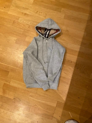 Burberyyyyy hoodie - Helt ny. Var för liten för mig
