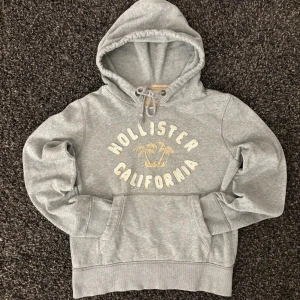 Vintage hollister hoodie   - Säljer nu denna eftertraktade hoodie ifrån hollister. Skick 8/10. Rikigt snygg och passar perfekt nu till hösten. Obs kan gå ner i pris vid snabb affär!