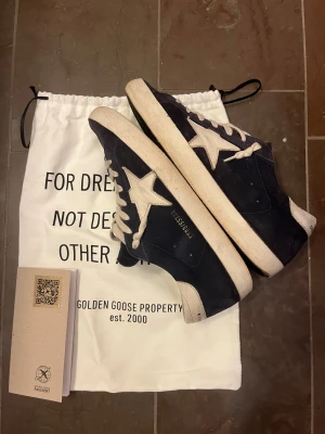 Golden Goose Superstar  - Golden Goose Superstar sneakers i mörkblå mocka. Tja säljer nu dessa trendiga skor som är sparsamt använda och i fint skick. Nypris 7000:- mitt pris 2799:-. Skorna är såklart riktiga, Skanna qr koden på första bilden för att komma direkt in på golden goose egna hemsida. Hör av er vid minsta fråga. 🙂