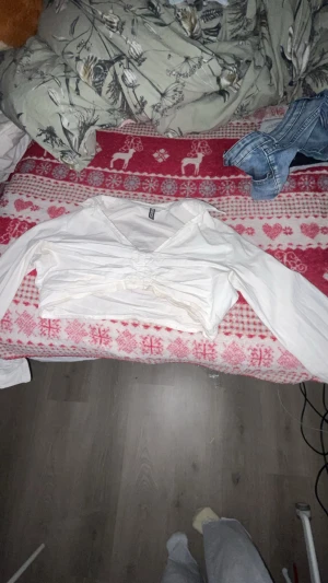 Vit croppad omlottopp från H&M Divided - Säljer en vit croppad omlottopp från H&M Divided i storlek M. Toppen har långa ärmar, v-ringning och snygg snörning framtill som ger en cool vibe, perfekt för att styla med jeans eller kjol. Säljer den pga att den är för lite för mej. Den ska tvättas innan den blir skickad. Pris kan diskuteras 