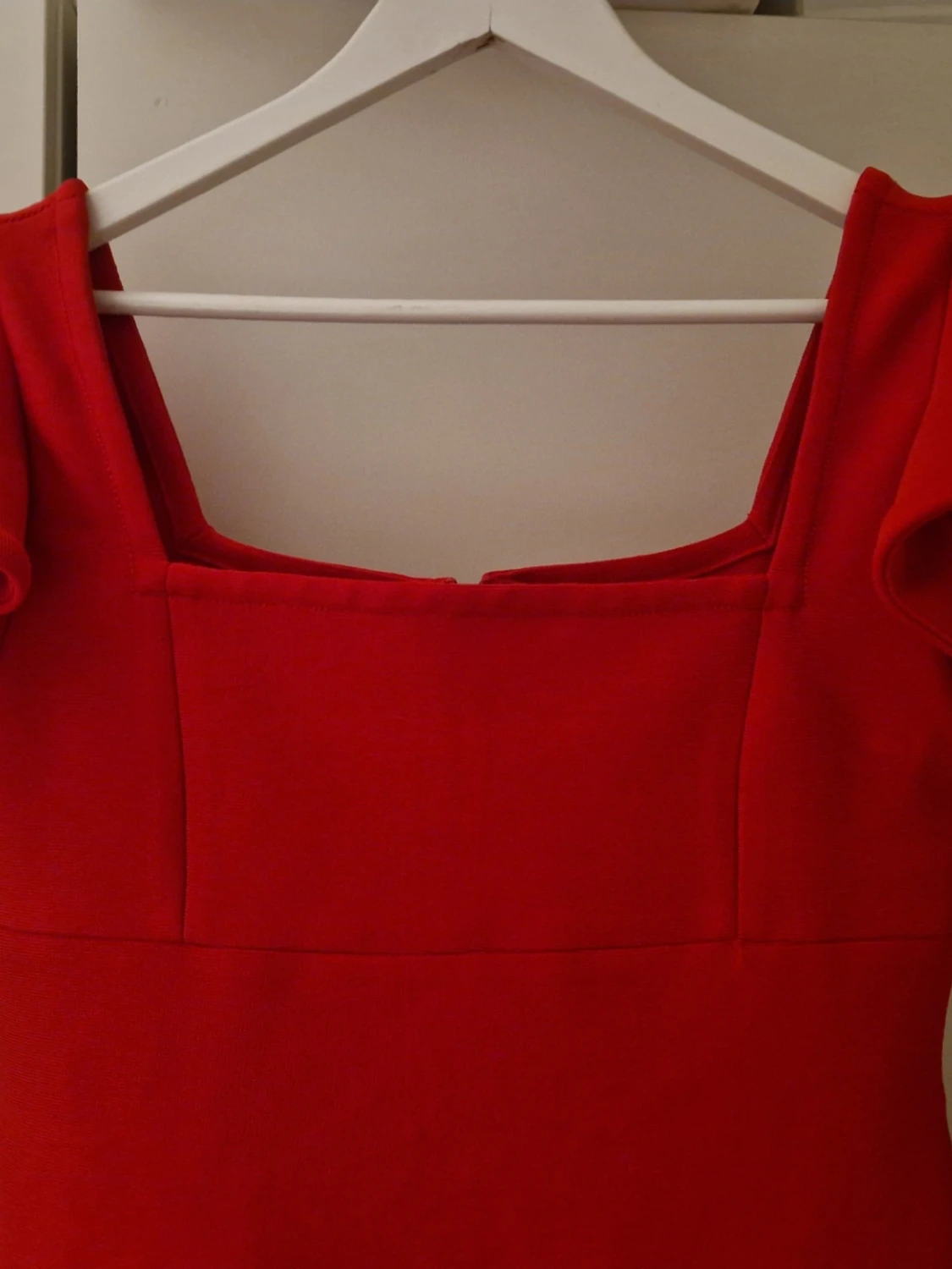 Röd volangklänning med statementärmar - 1