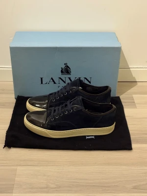Lanvin mörkblå  - Mörkblå lanvin captoe | Storlek - Uk6/41 | Skick - 8,5/10 - Mycket bra | Inga defekter | Box, dustbag medföljer | Retail - 5200kr | Hör av er vid frågor eller funderingar 🙌