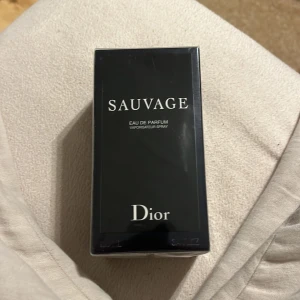 Dior Sauvage Eau de Parfum 100ml - Sauvage Eau de Parfum från Dior. En ikonisk doft i snygg förpackning, perfekt för dig som vill sticka ut. Passar dig som gillar exklusiva och trendiga parfymer.