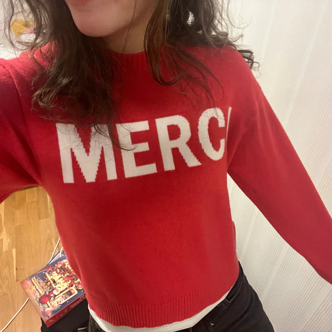 Röd stickad tröja med text - 1