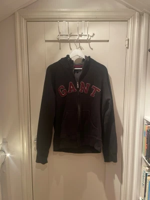 Gant kofta - En vintage kofta från Gant. Utan snören vid luvan. Säljes inte längre ny. Storlek L men passar också M. Ställ gärna frågor vid funderingar. 